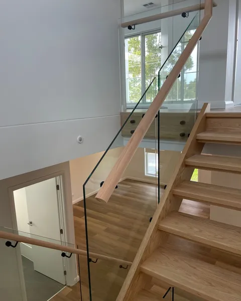 Glass stair balustrade with timber handrail